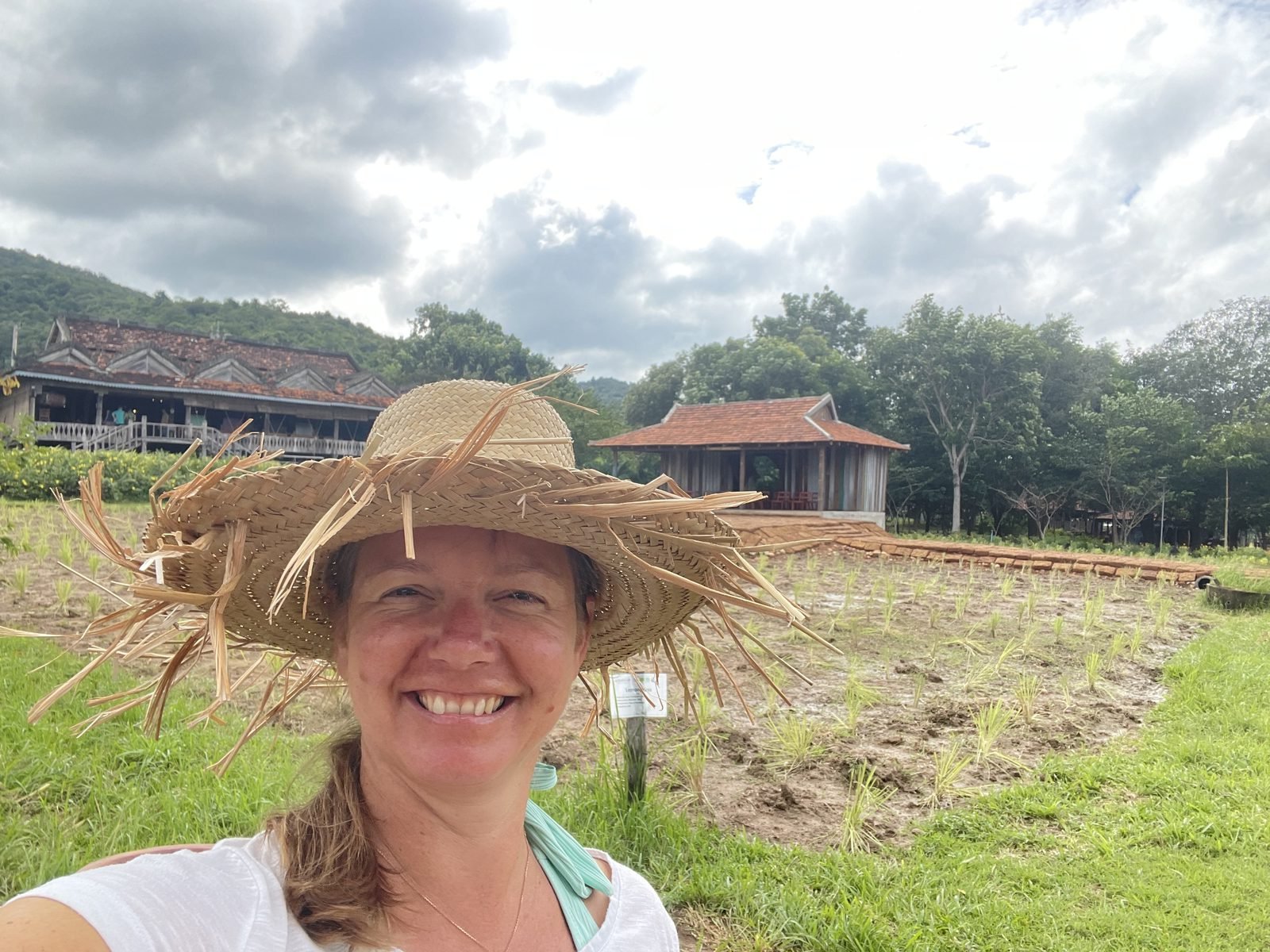 Mélanie dans la plantation de poivre de Kampot, Cambodge