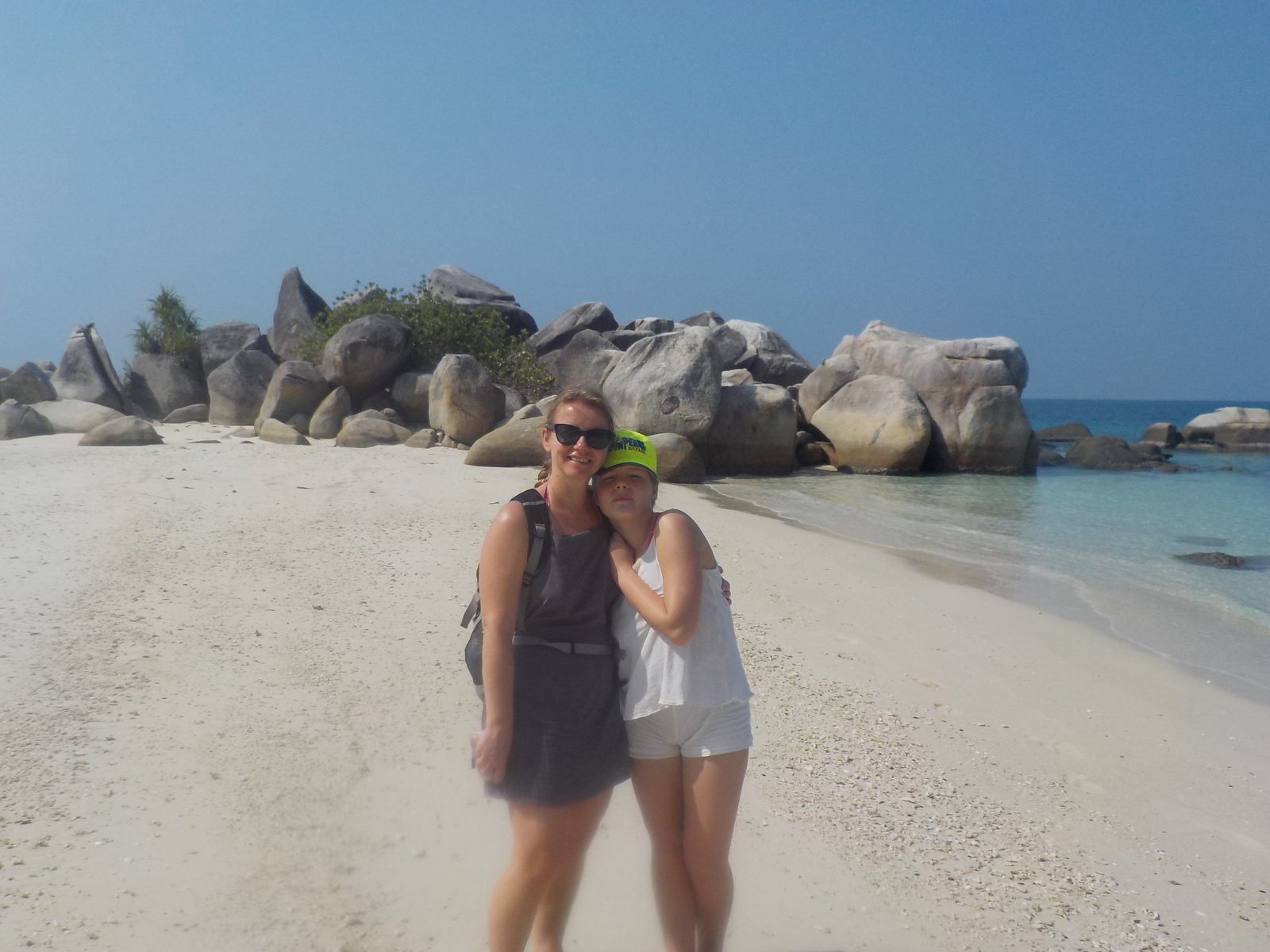 Mélanie et sa fille sur la plage des îles Perhentian, Malaisie