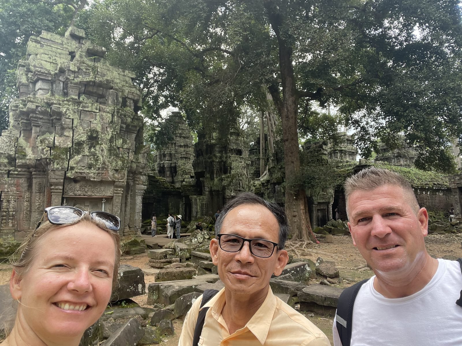 Mélanie et son guide francophone devant les temples d'Angkor, Cambodge