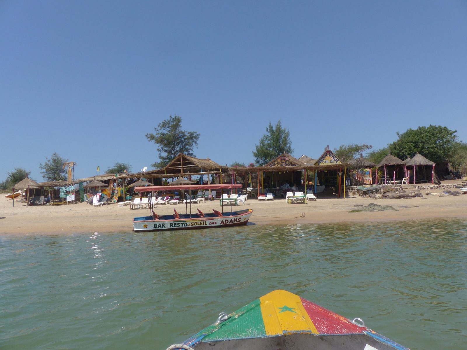 Lagune de la Somone, Sénégal — pirogue colorée et restaurant de plage